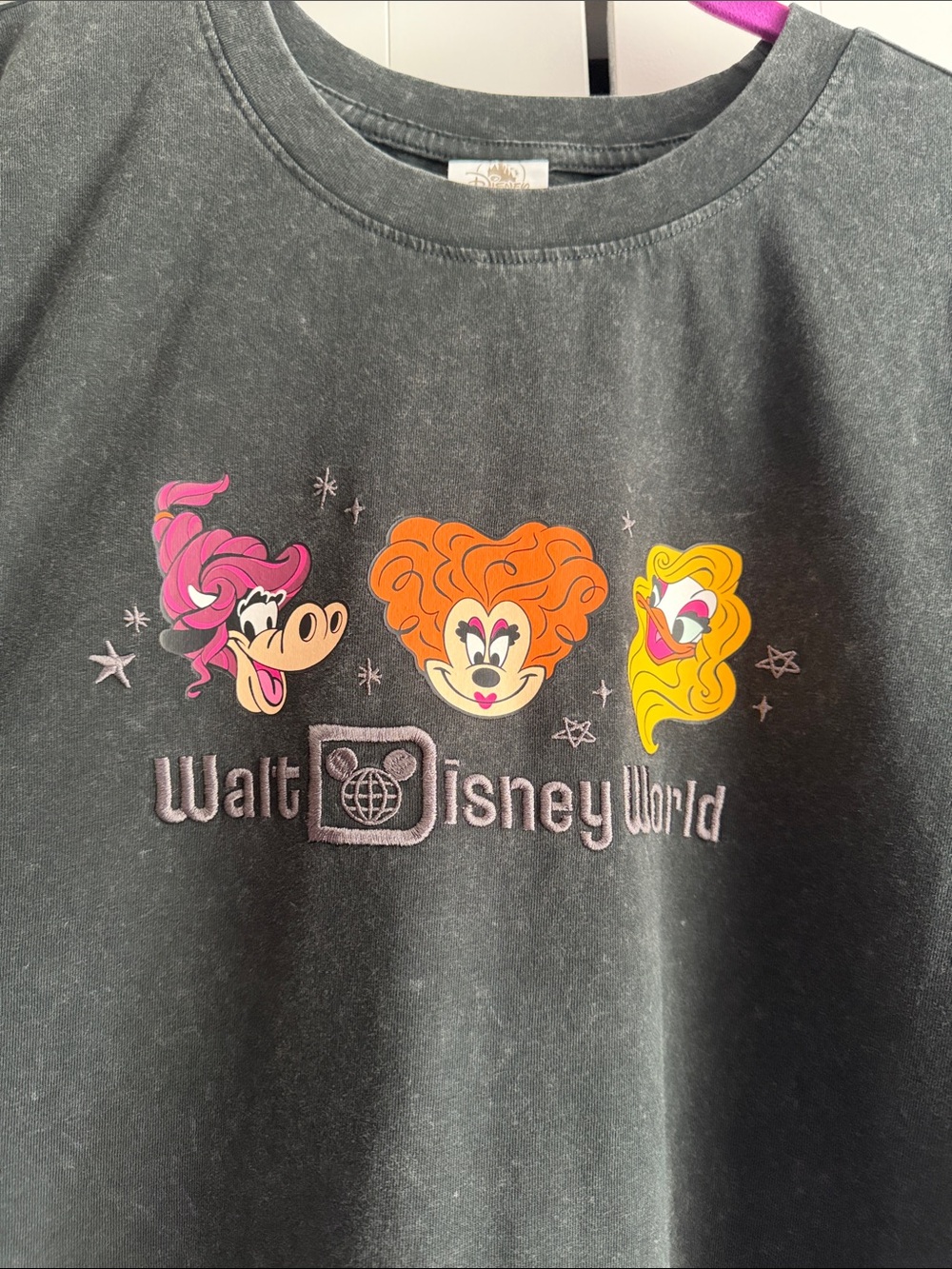 NWT WALT DISNEY WORLD SANDERSON SISTER HOCUS POCUS GRAPHIC HALLOWEEN T-SHIRT - Picture 2 of 7
